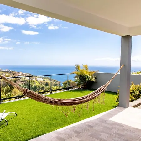 Semesterbostad House - Sleeps 3 Free Parking Garden & Jacuzzi *