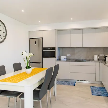 House - Sleeps 3 Free Parking Garden & Jacuzzi Semesterbostad