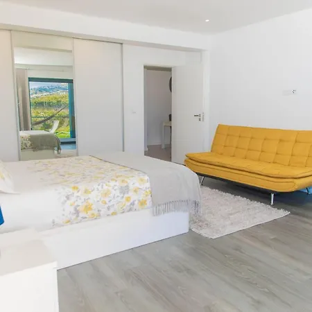 Semesterbostad House - Sleeps 3 Free Parking Garden & Jacuzzi *