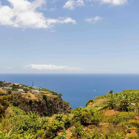 House - Sleeps 3 Free Parking Garden & Jacuzzi