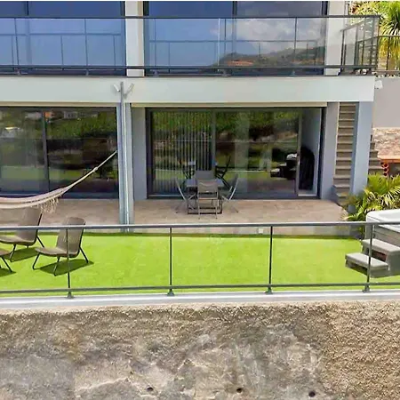 House - Sleeps 3 Free Parking Garden & Jacuzzi Semesterbostad