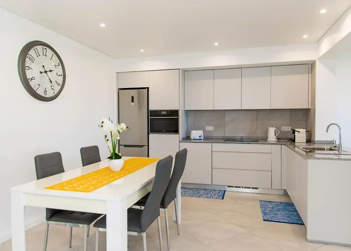 House - Sleeps 3 Free Parking Garden & Jacuzzi Semesterbostad