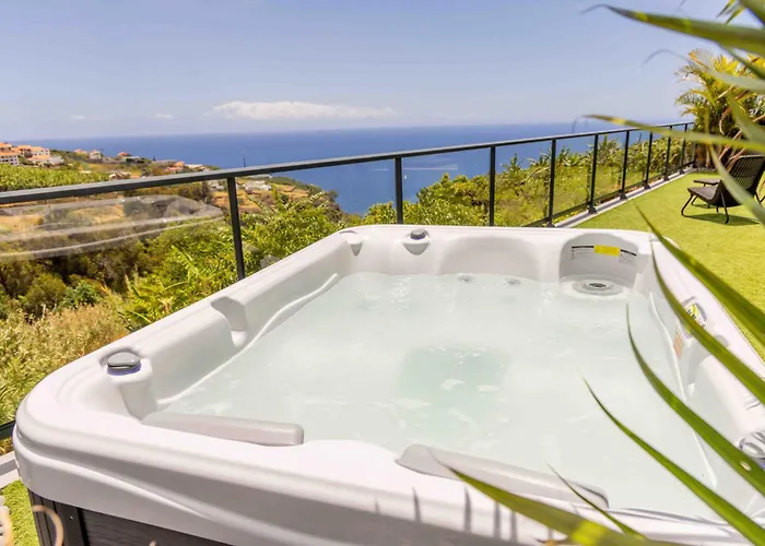 House - Sleeps 3 Free Parking Garden & Jacuzzi *