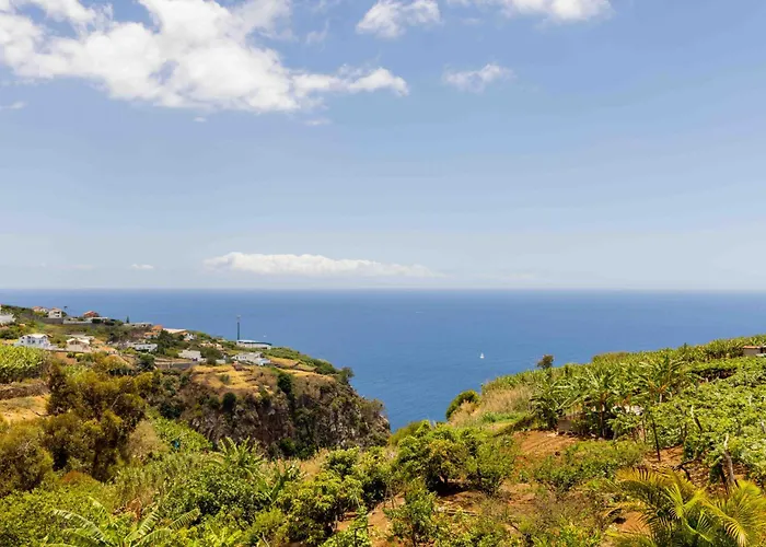 House - Sleeps 3 Free Parking Garden & Jacuzzi