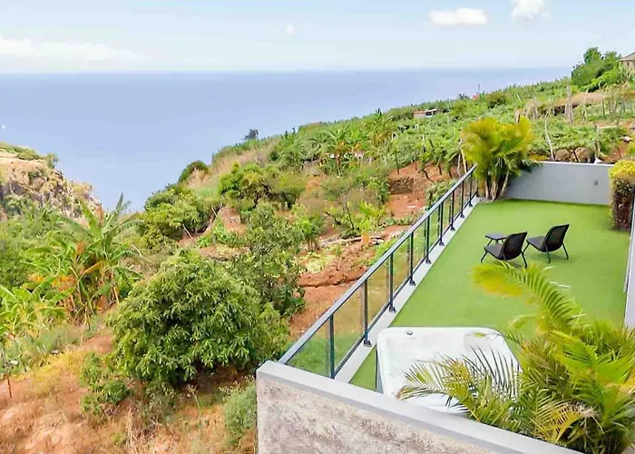 Dom wakacyjny House - Sleeps 3 Free Parking Garden & Jacuzzi *