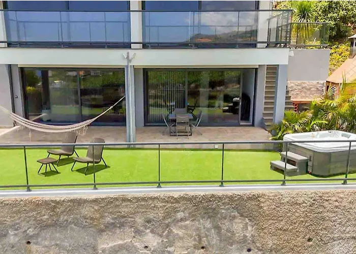 House - Sleeps 3 Free Parking Garden & Jacuzzi Semesterbostad